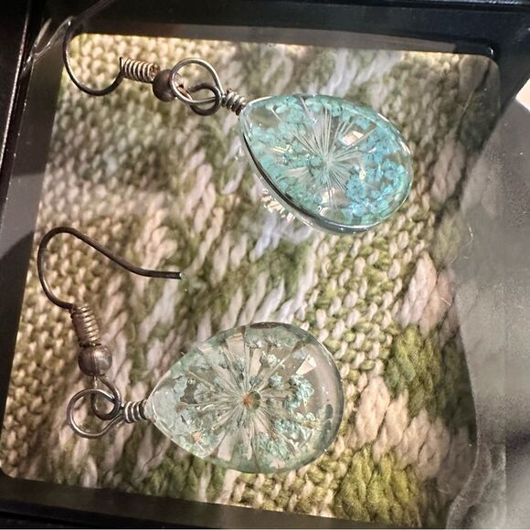 Real Pressed Flower Resin Drop Earrings - Picture 4 of 5